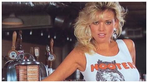 Original Hooters Girl Lynne Austin Still Packs A Punch。